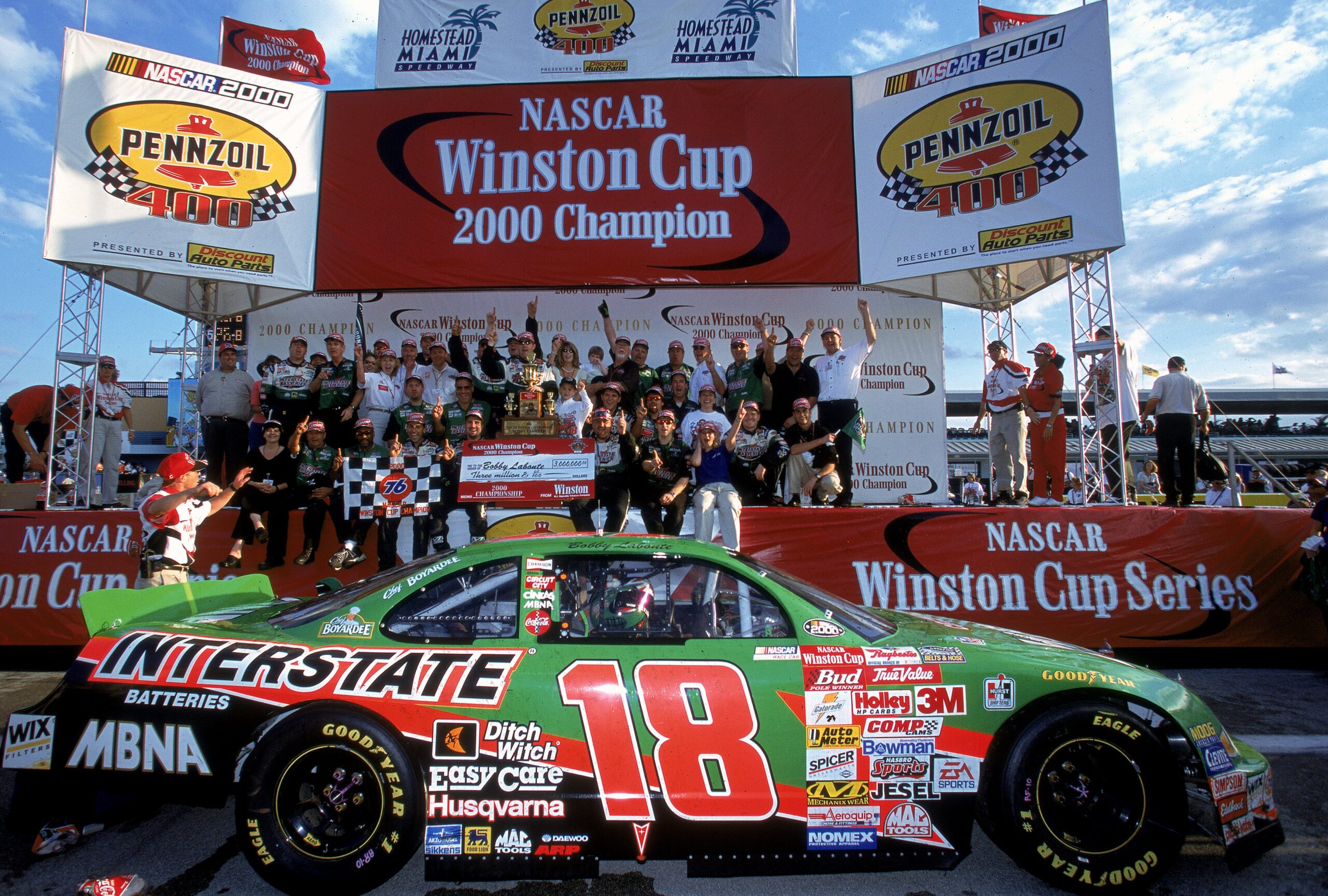 Those years of begging, borrowing and stealing paid off for Labonte in 2000. (Photo: Donald Miralle | Allsport)