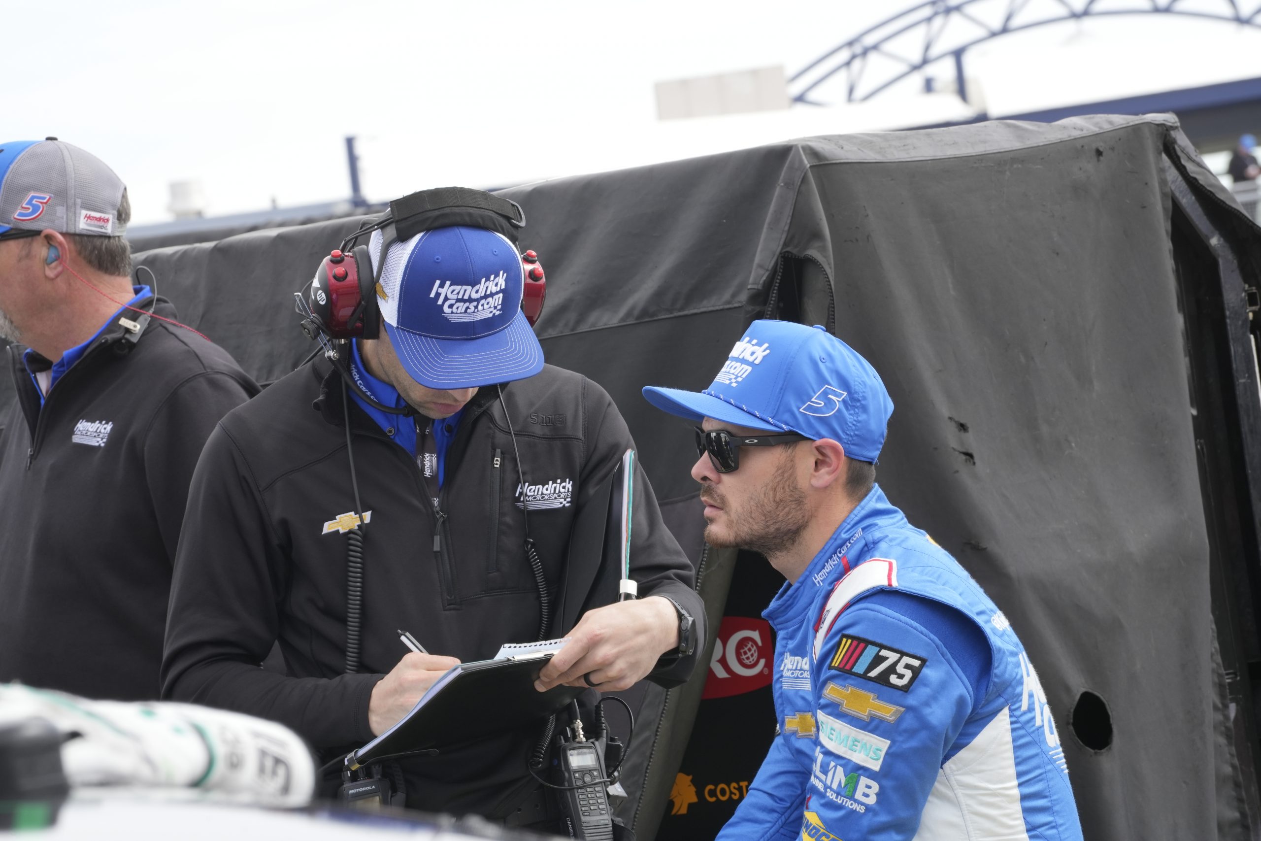 Larson consults with Cliff Daniels on finding the winning combination on Sunday. (Photo: Christopher Vargas | The Podium Finish)