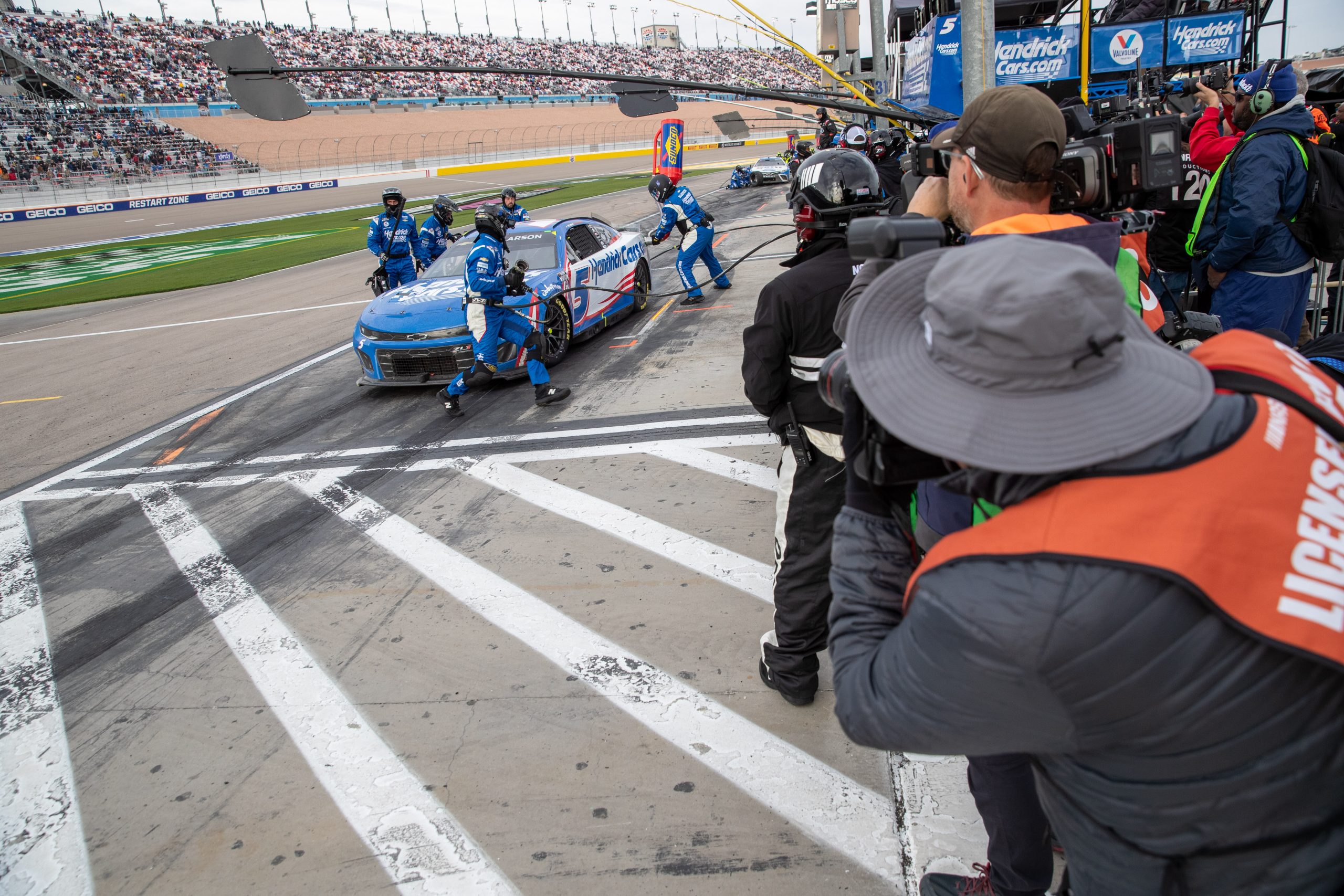 Larson's No. 5 pit crew were consistently fast and smooth.  (Photo: Erik Smith | The Podium Finish)
