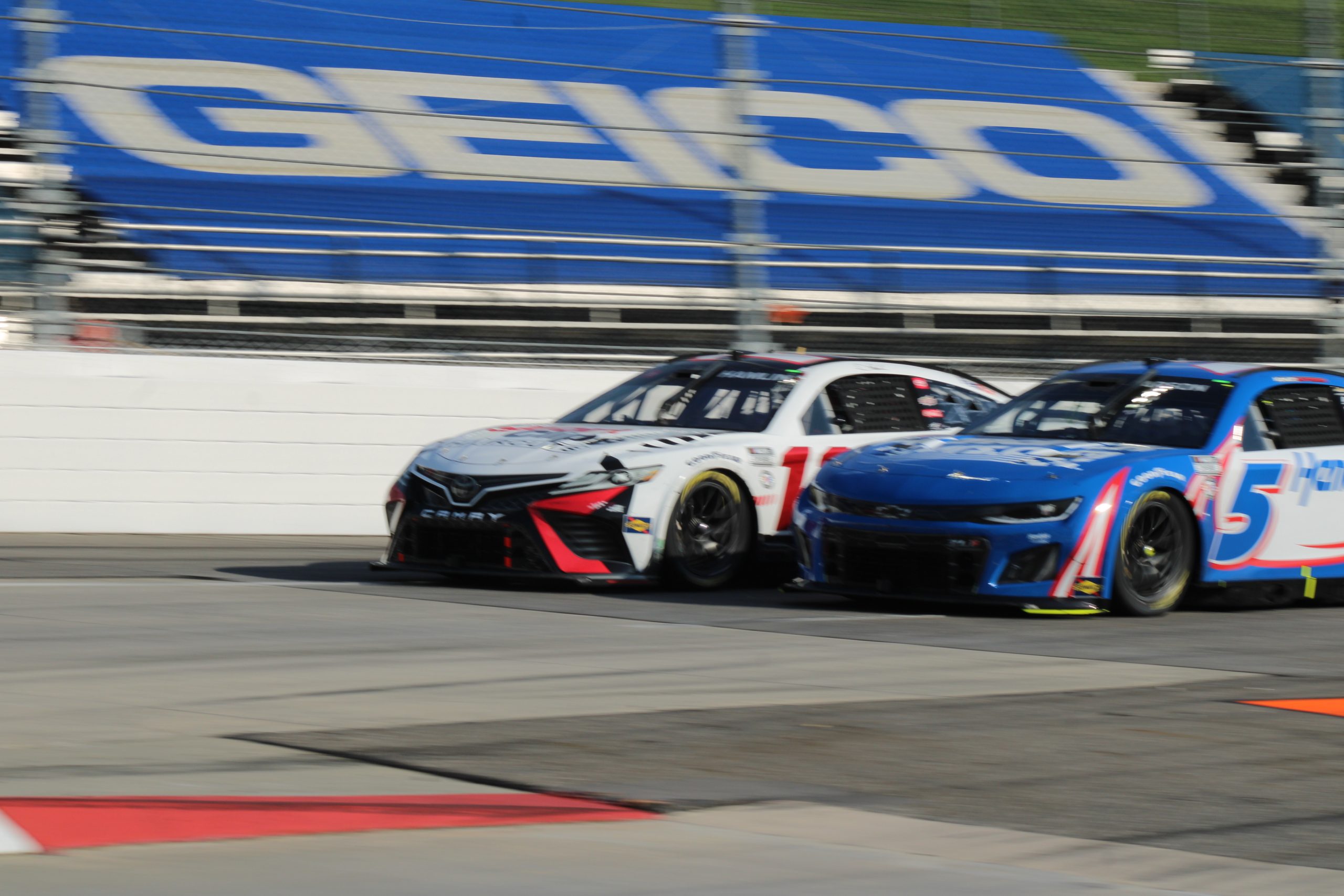 Hamlin and Larson went wheel-to-wheel batling for second inside the final 50 laps of the NOCO 400. (Photo: Trish McCormack | The Podium Finish)