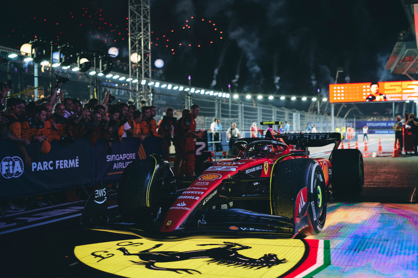 Carlos Sainz (55) wins with Ferrari at the Marina Bay Circuit for the Formula 1 Singapore Grand Prix