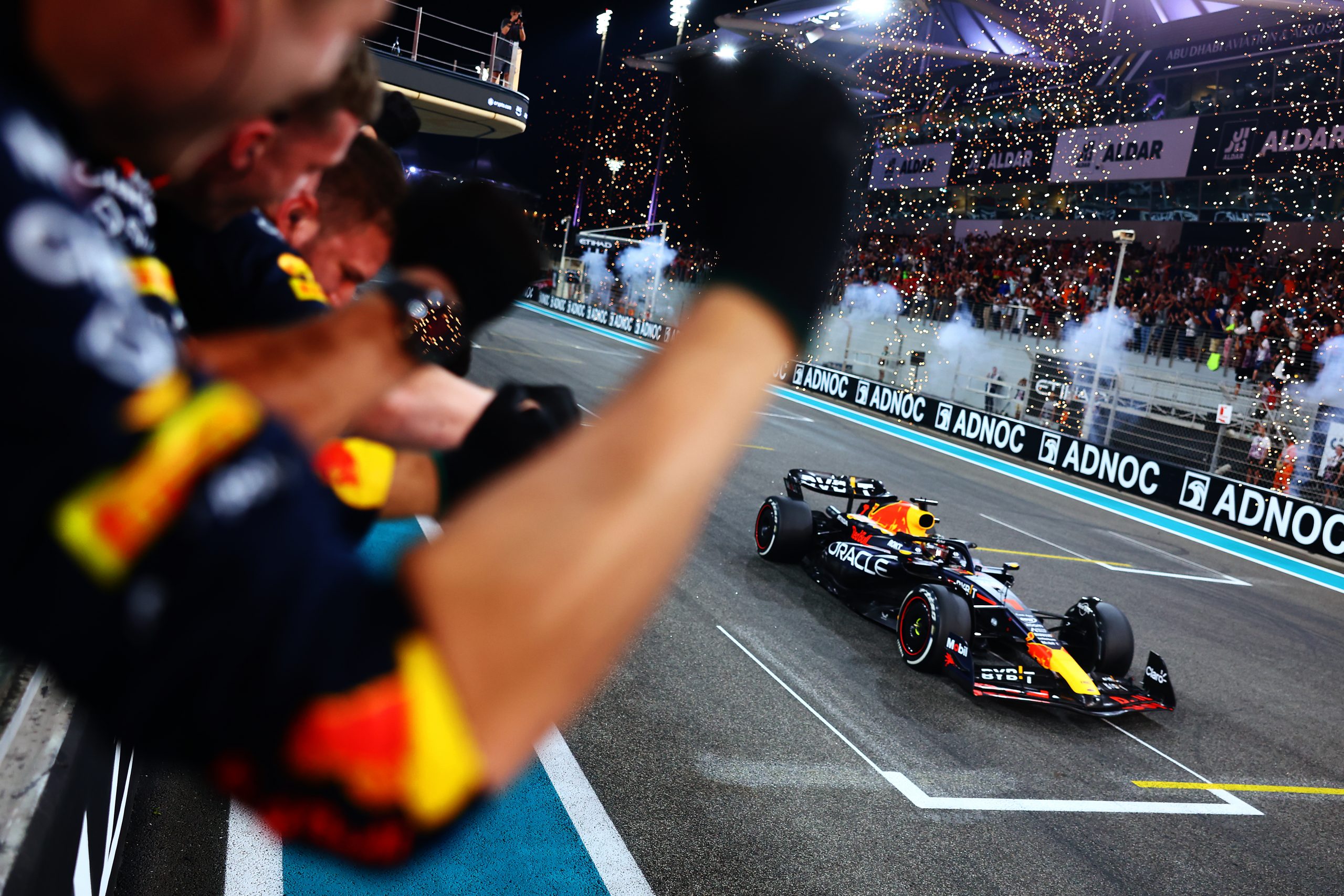 Race winner Max Verstappen of the Netherlands driving the (1) Oracle Red Bull Racing RB19 takes the chequered flag during the F1 Grand Prix of Abu Dhabi at Yas Marina Circuit on November 26, 2023 in Abu Dhabi, United Arab Emirates. (Photo by Mark Thompson/Getty Images) 