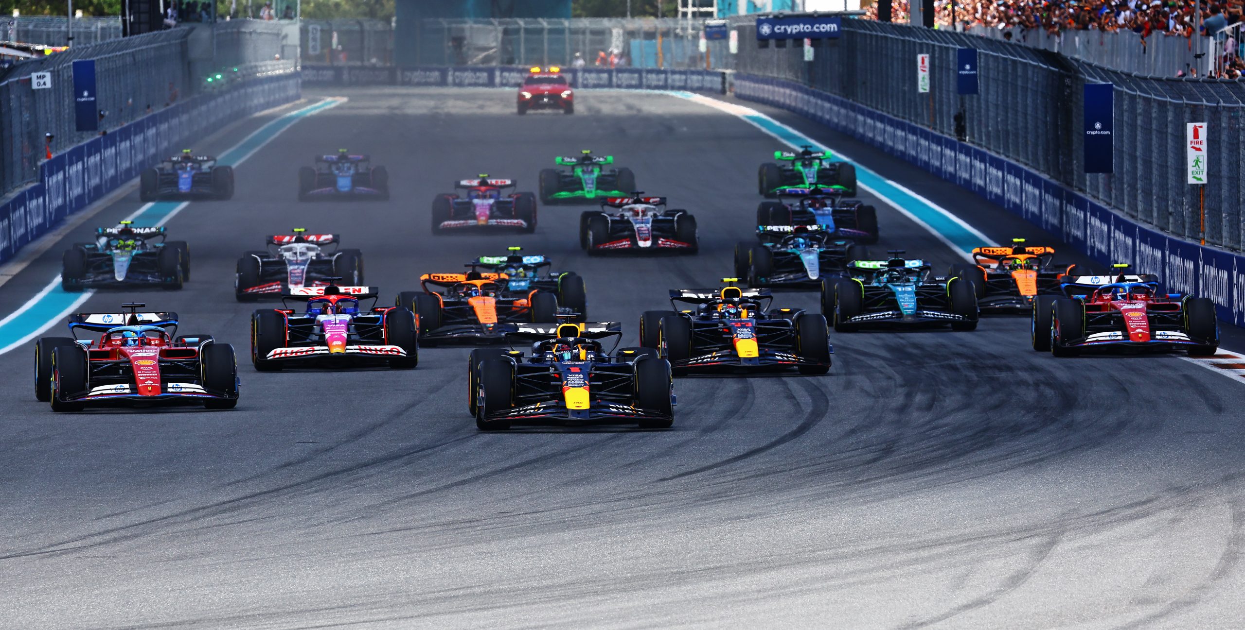 Max Verstappen of the Netherlands driving the (1) Oracle Red Bull Racing RB20 leads the field into turn one at the start during the Sprint ahead of the F1 Grand Prix of Miami at Miami International Autodrome on May 04, 2024 in Miami, Florida. (Photo by Mark Thompson/Getty Images)