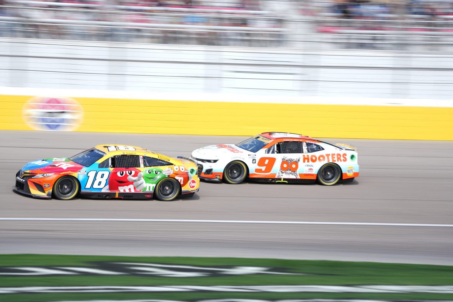 Kyle Busch Spin and Loose Wheel to Finish Third at Las Vegas