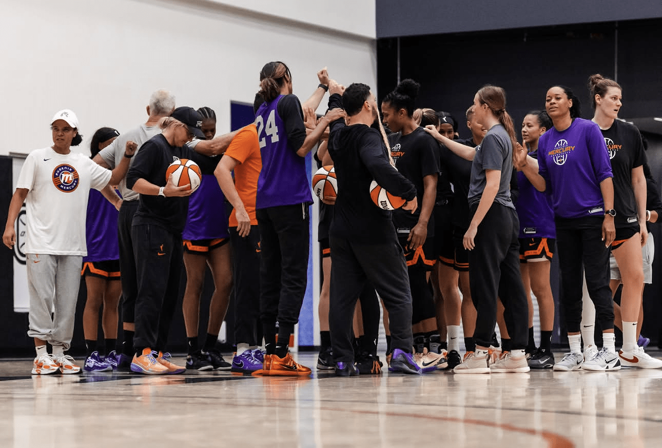 Phoenix Mercury huddles around during a practice. (Photo- Phoenix Mercury)