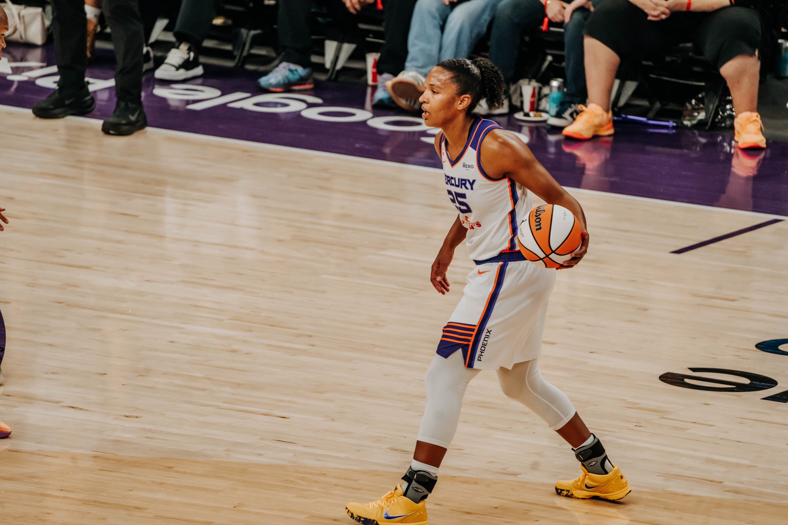 Phoenix Mercury forward Alyssa Thomas (No. 25) attempts to score a basket against the Chicago Sky at home on July 7. (Photo- Adrianna Peralta, The Podium Finish)