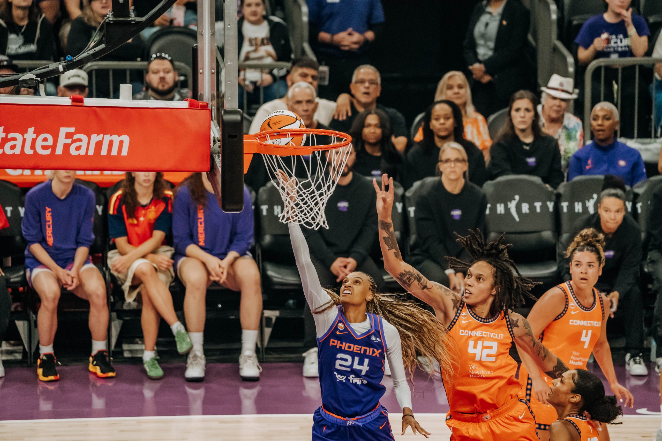 Phoenix Mercury forward DeWanna Bonner (No. 24) attempts to score in the paint against the Connecticut Sun on July 19. (Photo: Adrianna Peralta | The Podium Finish)