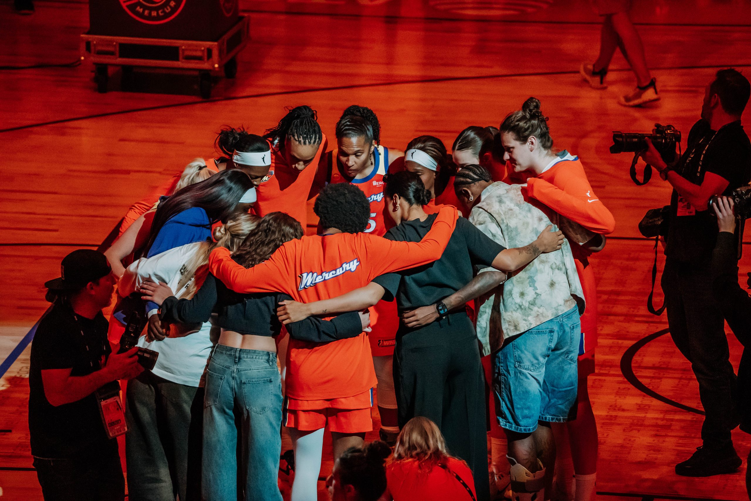 Phoenix Mercury huddle around before taking on the Seattle Storm at home on July 2. (Photo- Adrianna Peralta, Trippy Traveler Media)