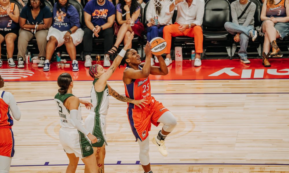 Phoenix Mercury forward Alyssa Thomas (No. 25) attempts to score a basket against the Seattle Storm at home on July 2. (Photo- Adrianna Peralta, Trippy Traveler Media)