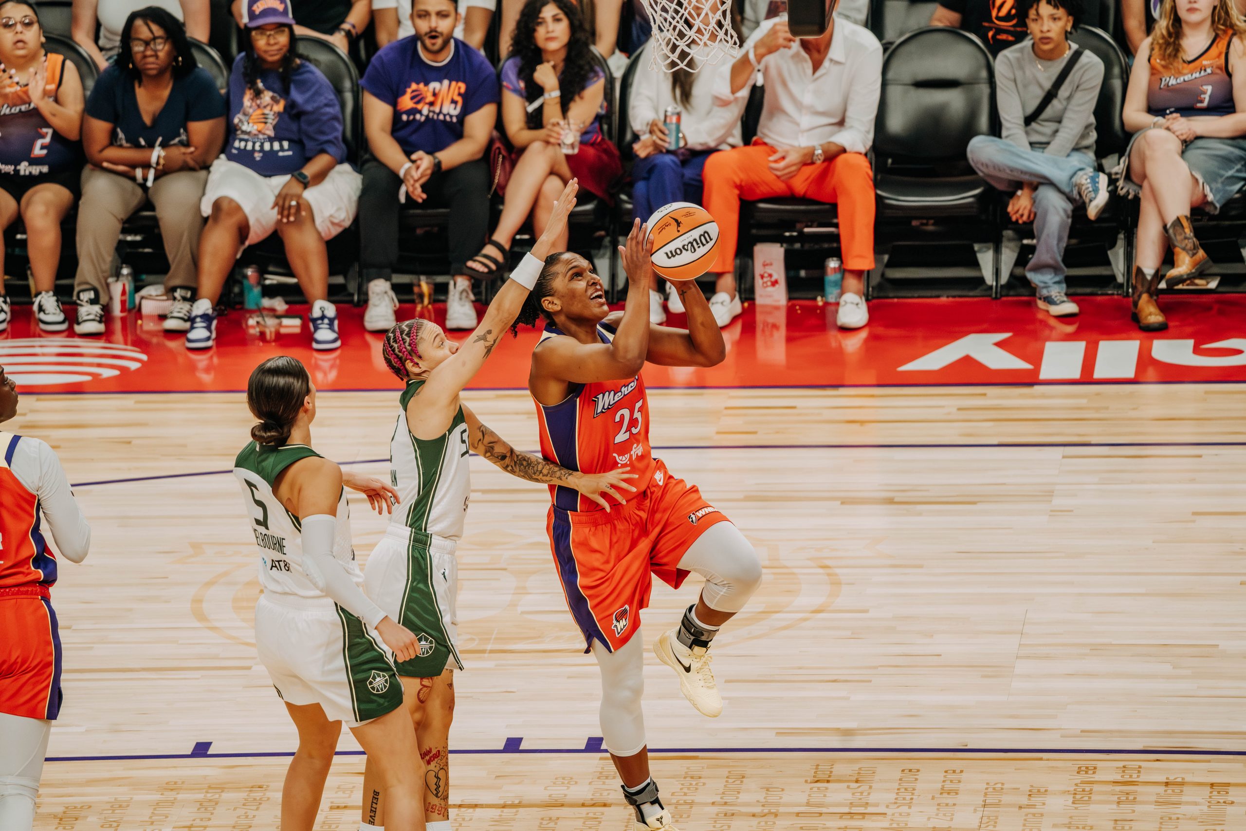 Phoenix Mercury forward Alyssa Thomas (No. 25) attempts to score a basket against the Seattle Storm at home on July 2. (Photo- Adrianna Peralta, Trippy Traveler Media)